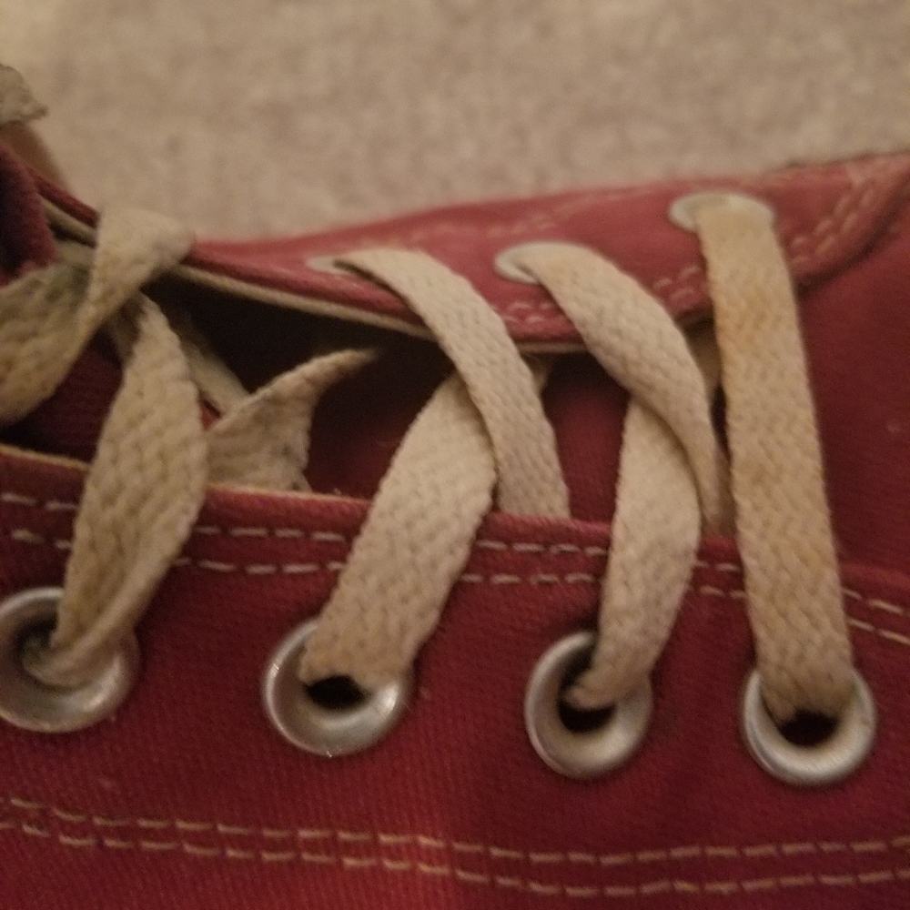 Red converse - Picture 2 of 6
